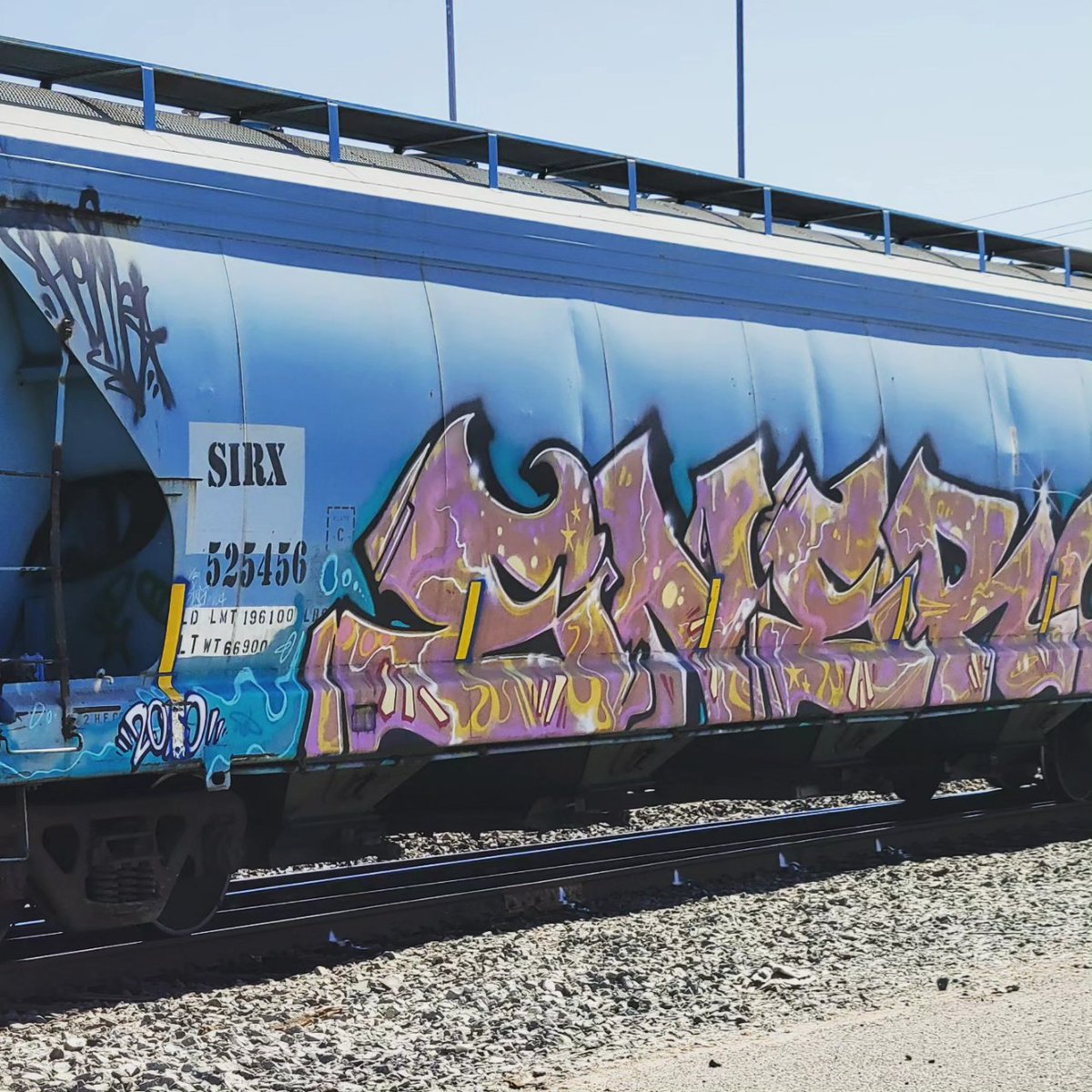 A half dozen #traincars with interesting #graffitiart . Some of these are really good!

#manifest #freight #boxcars #hoppers #traincrewman #photography #traingraffiti #traingallery_ig