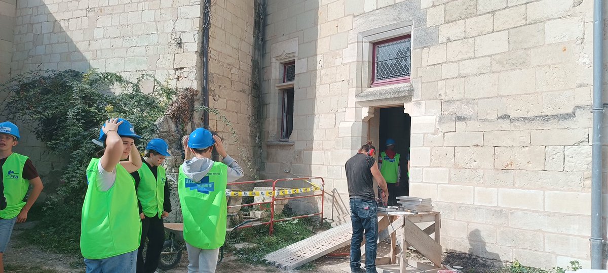 Un groupe d’élèves du collège Georges David <a href="/ClgGDavid86/">Collège de Mirebeau</a> visite le chantier de rénovation de la forteresse de Berrie dans le cadre des « coulisses du bâtiment » 🦺👷‍♀️à l’invitation de la FFB <a href="/FFB_86/">FFB 86</a> Merci à Christine Barbier pour l’organisation.