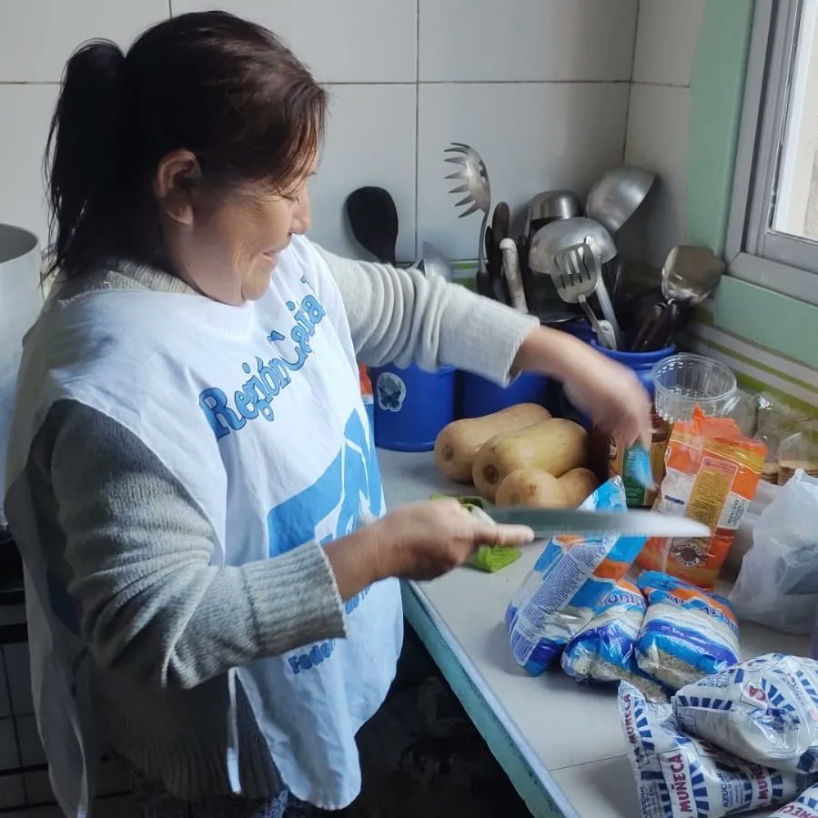 MILESFeTeVeLP's tweet photo. Comedor "El Futuro" 

Ayer por la tarde las compañeras estuvieron preparando la merienda para los vecinos del barrio Villa Argüello, en Berisso. Los más chicos pudieron disfrutar de un rico arroz con leche acompañado de pan casero 🙌🏽

#organizacionpopular 💪🏽 https://t.co/MlWxCJAm4R