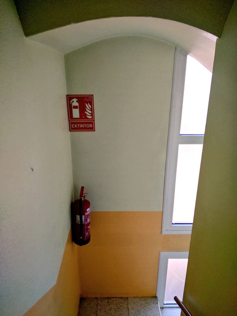 🧯Pis construït abans de 1996 i que la comunitat de veïns ha decidit instal·lar extintors.
La NBE-CPI 96, de condicions de protecció contra incendis en edificis, diu que la instal · lació d'extintors és obligada en aquells edificis construïts/rehabilitats a partir de 1996 🧯