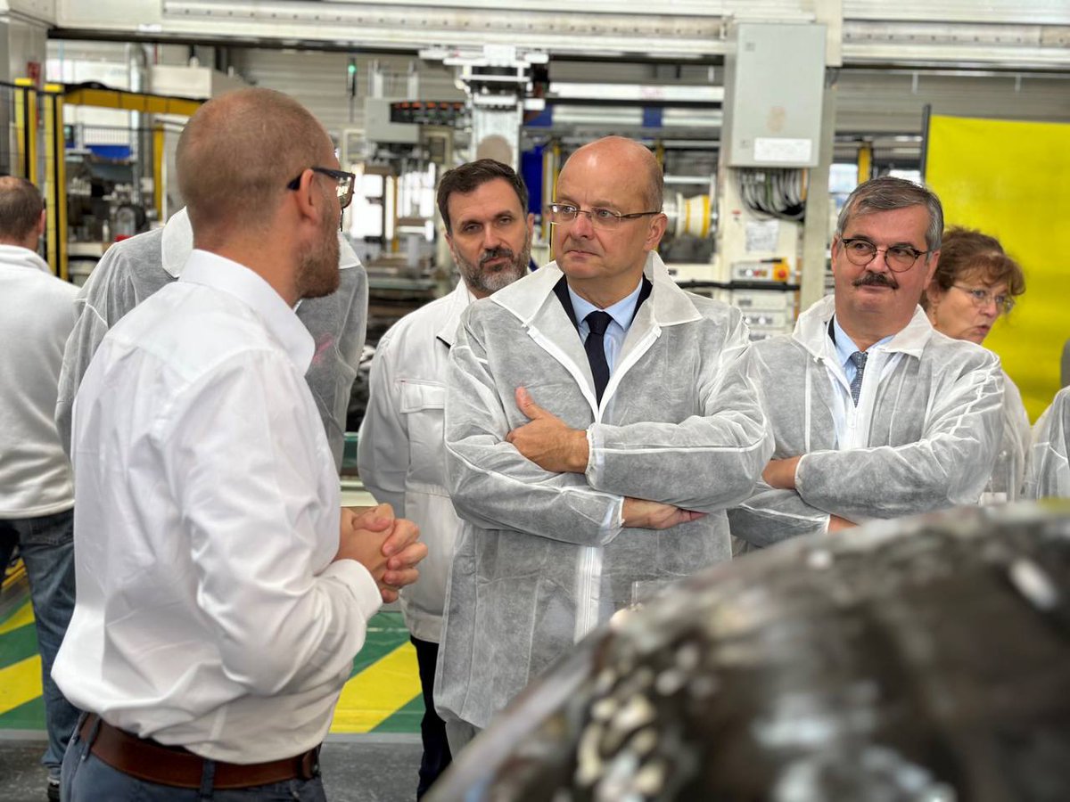 GrudlerCh's tweet photo. Très heureux d’inaugurer la nouvelle usine de réservoirs #hydrogène #Forvia #Allenjoie et le centre d’expertise mondial de systèmes stockage hydrogène #Bavans. Plus de 200 millions d’euros de soutien de l’Etat, avec l’aide de l’Europe👏👏 https://t.co/Hkfcyl2Tsy