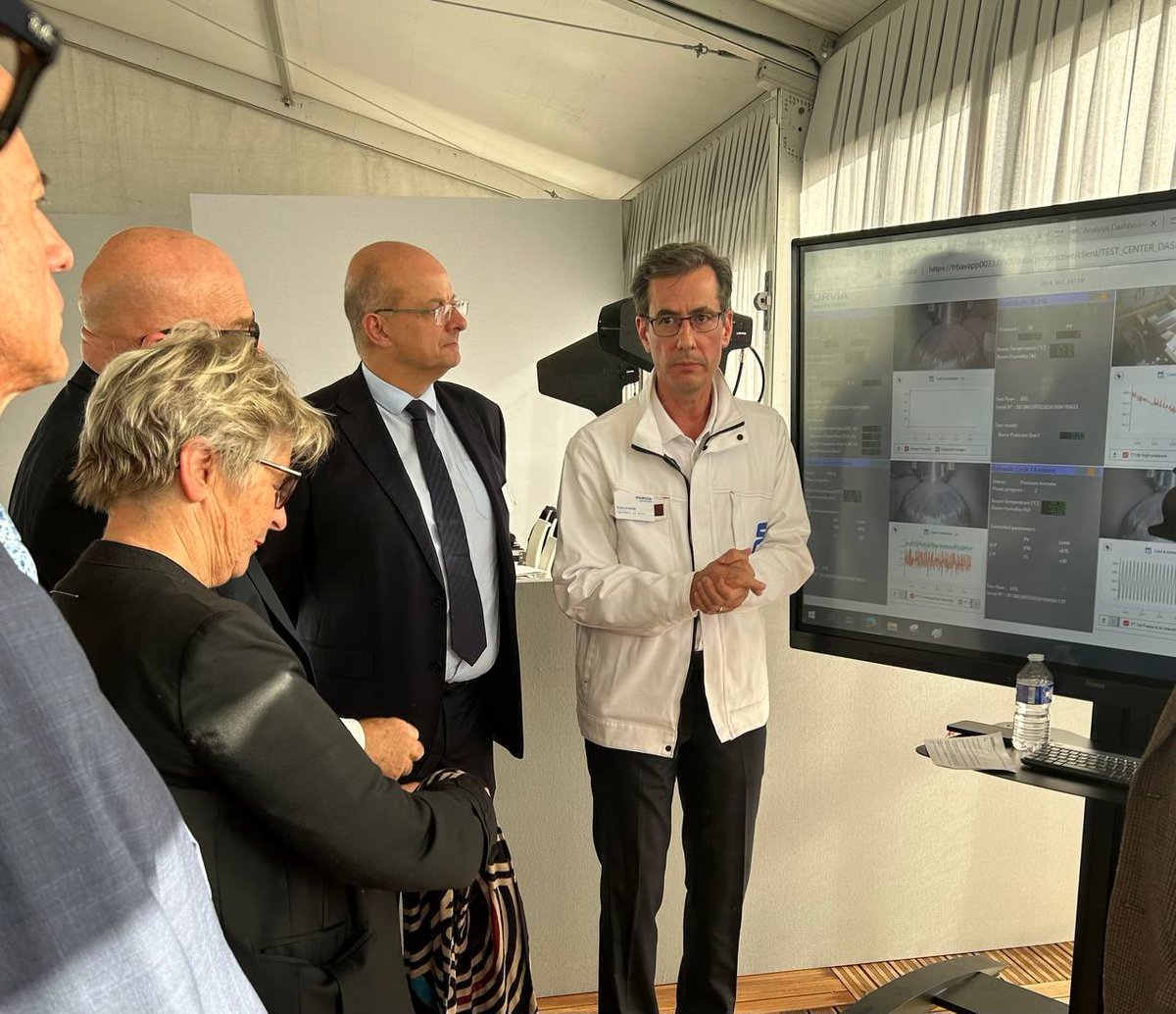 GrudlerCh's tweet photo. Très heureux d’inaugurer la nouvelle usine de réservoirs #hydrogène #Forvia #Allenjoie et le centre d’expertise mondial de systèmes stockage hydrogène #Bavans. Plus de 200 millions d’euros de soutien de l’Etat, avec l’aide de l’Europe👏👏 https://t.co/Hkfcyl2Tsy