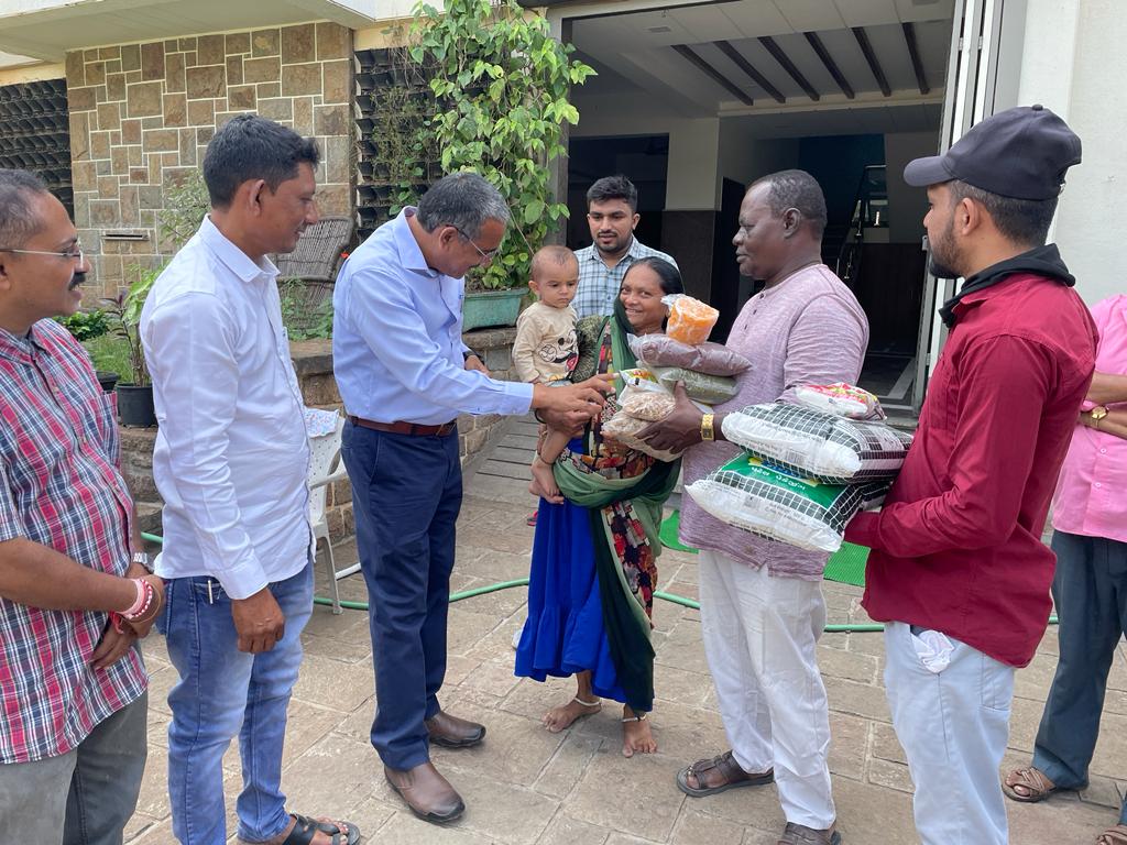 CollectorDaman's tweet photo. Collector, Diu spreading smiles as they distribute Poshan Kits to malnourished children and visit various anganwadi centers. Together, we're building a healthier future. 💕 #PoshanKitDistribution #ChildNutrition #DiuCollectorsInitiative" https://t.co/F0zlWTcSYu