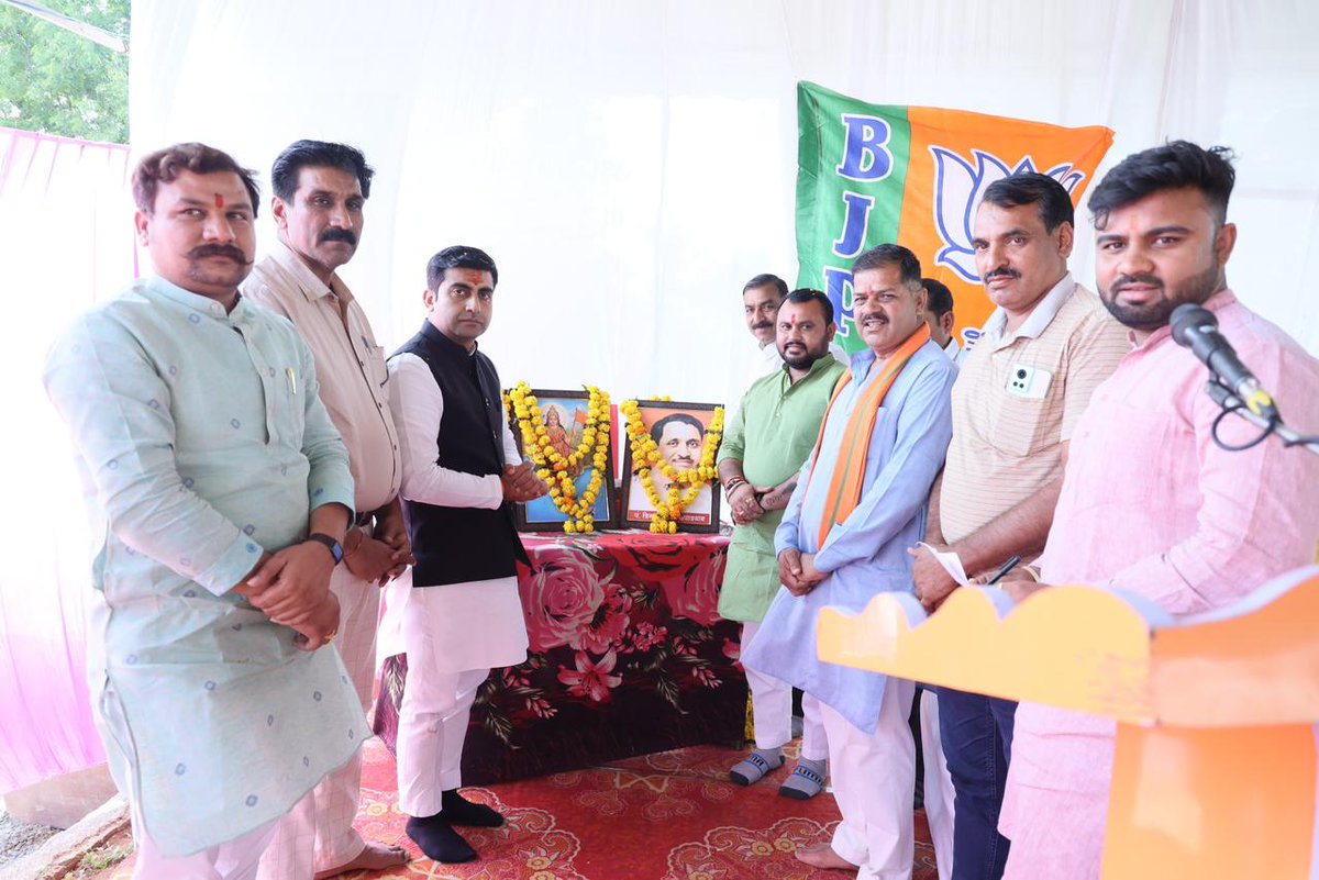 MPBJYM's tweet photo. भारतीय जनता युवा मोर्चा मध्यप्रदेश के आव्हान पर आज भारतीय जनता युवा मोर्चा उज्जैन ग्रामीण के तराना नगर मंडल द्वारा आयोजित नवमतदाता सम्मेलन में नवमतदाताओं से संवाद किया गया । 

#फिर_इस_बार_भाजपा_सरकार https://t.co/8dJUs5rKXA
