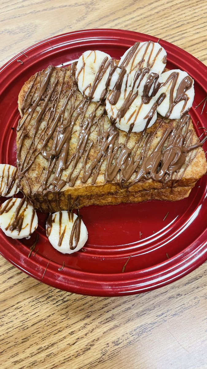 OakParkProstart's tweet image. Full from a morning of Nutella &amp;amp; banana french toast in ProStart 2! They continue to practice plating and garnishing! 🍽️ #madeinprostart @ProStart @MO_ProStart @Northmen_OPHS @NKCSchools