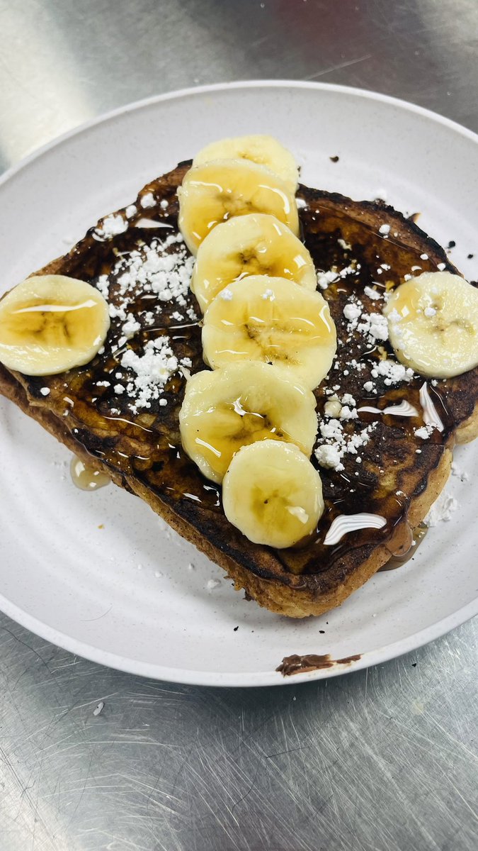 OakParkProstart's tweet image. Full from a morning of Nutella &amp;amp; banana french toast in ProStart 2! They continue to practice plating and garnishing! 🍽️ #madeinprostart @ProStart @MO_ProStart @Northmen_OPHS @NKCSchools