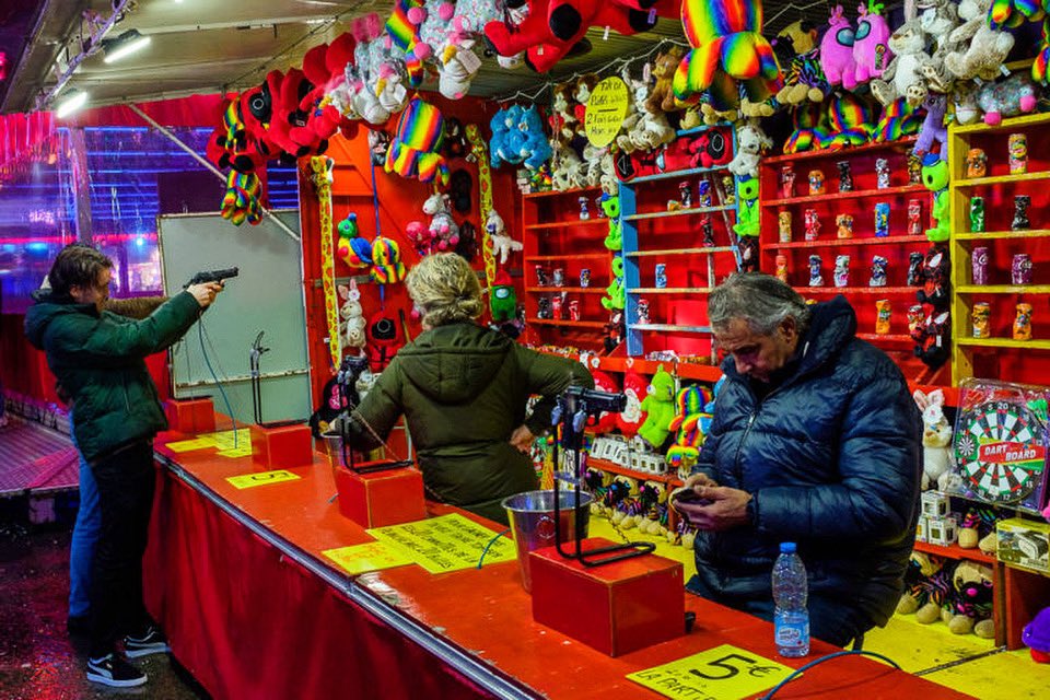 Braquage tranquille.

#feteforaine #renanperon #rennes #braquage #couleurs #nuit #lesgens #streetphotography #photography #photooftheday #pan #stand #revueepic #revuethomas