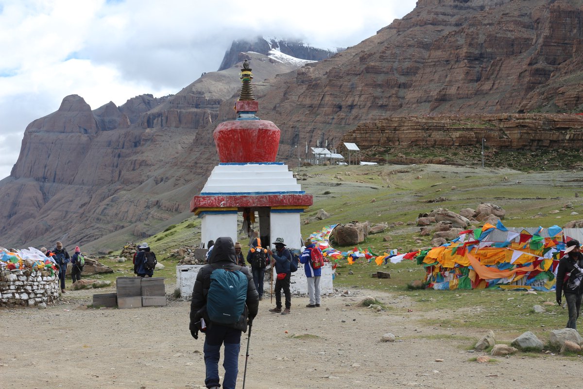 “अब न तो चीन जाने की जरूरत, न नेपाल। मैं सीधा पिथौरागढ़ से रोड बनवा रहा हूं, जो कैलाश मानसरोवर तक जाएगी।” नितिन गडकरी इन दिनों ये कहकर खूब तालियां बटोर रहे हैं। जब कैलाश पर्वत भारतीय सीमा में नहीं है तो सड़क कैसे बनाएंगे? 
#KailashMansarovar @nitin_gadkari