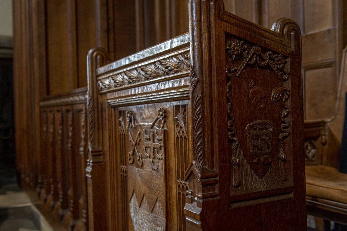 visitampleforth's tweet photo. Mouseman Oak Furniture appreciation post 😍

We're proud to have a variety of Robert Thompson furniture around the Abbey, especially in our church.

The details in the woodwork are incredible, and the high-quality furniture provides the perfect place for prayer each day. https://t.co/87yhldA4Bx
