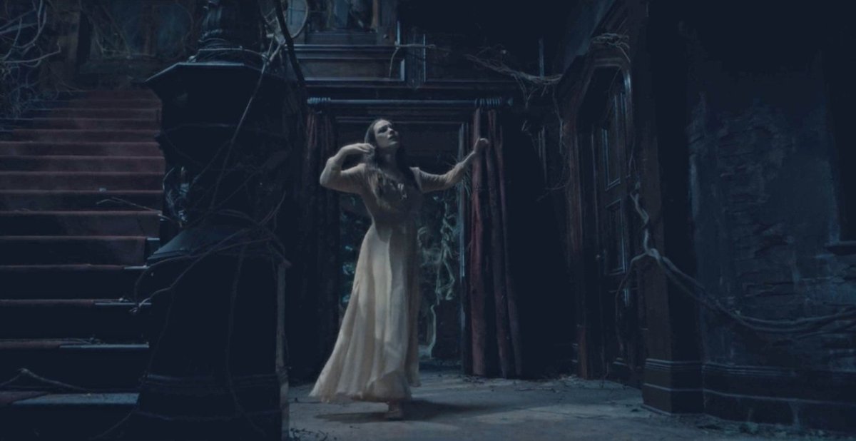 belllmonts's tweet photo. happy 5th anniversary to the haunting of hill house nobody else is doing it like you did https://t.co/GMkXS09aEu