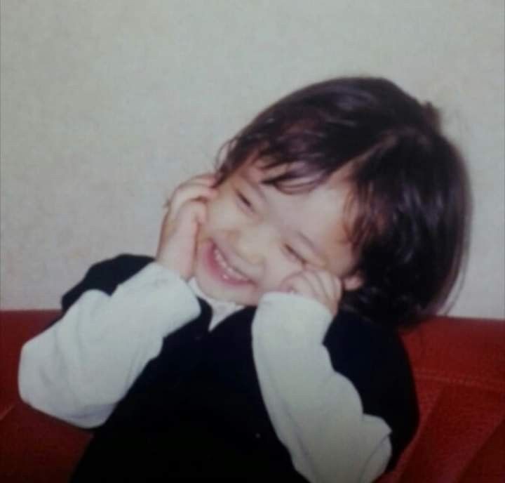 mini olívia fazendo pose pra foto