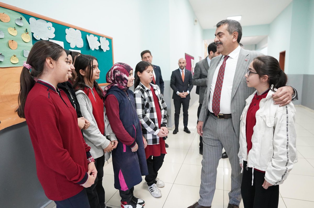 kirikkalemem's tweet photo. 🇹🇷🇹🇷🇹🇷Millî Eğitim Bakanı Yusuf Tekin, Kırıkkale programı kapsamında il eğitim değerlendirme toplantısının ardından Şehit Aydın Çopur İmam Hatip Ortaokulunu ziyaret ederek öğrenci ve öğretmenlerle bir araya geldi. https://t.co/PnugbkzdGJ