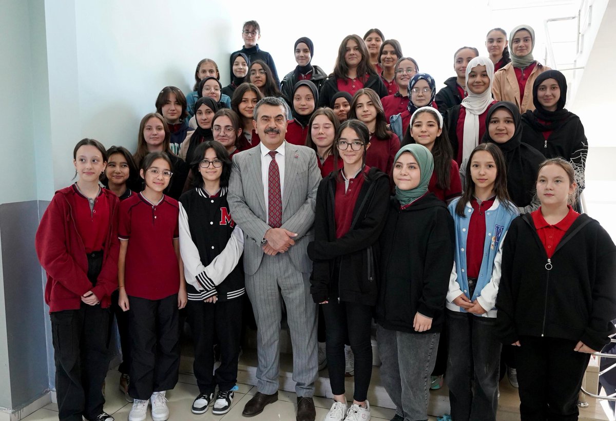 kirikkalemem's tweet photo. 🇹🇷🇹🇷🇹🇷Millî Eğitim Bakanı Yusuf Tekin, Kırıkkale programı kapsamında il eğitim değerlendirme toplantısının ardından Şehit Aydın Çopur İmam Hatip Ortaokulunu ziyaret ederek öğrenci ve öğretmenlerle bir araya geldi. https://t.co/PnugbkzdGJ