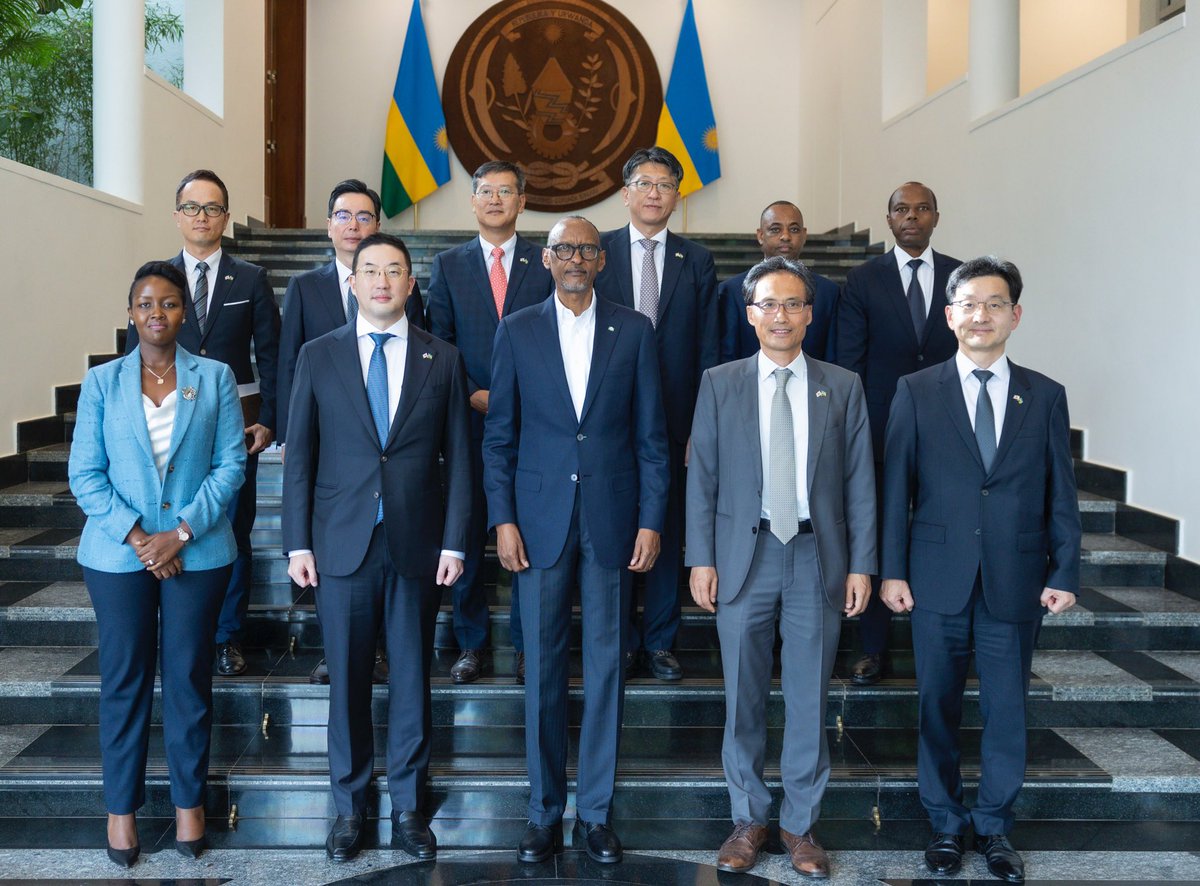 This afternoon at Urugwiro Village, President Kagame met with a delegation from LG Corporation, led by Chairman and CEO, Kwang Mo Koo, for a discussion on exploring business opportunities for partnerships with Rwanda in education, technology development and consumer electronics.