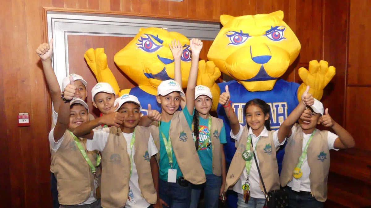Hoy recibimos con orgullo a los congresistas infantiles en nuestra Máxima Casa de Estudios. Nos honran con esta maravillosa visita, que siembra una semilla esperanzadora en cada uno de ellos, motivándolos a ser los futuros líderes y conductores de nuestro país.
