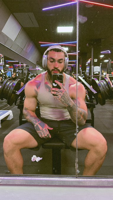 A little sweaty🥵  https://t.co/Wy9fRe6Ox2 https://t.co/I39IuTvkoZ