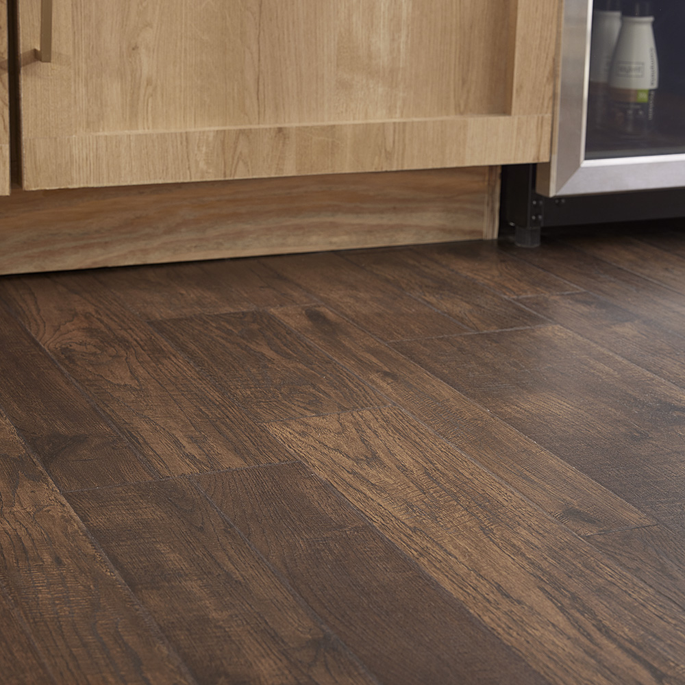 Spilled coffee is the worst, but your day doesn't have to be ruined! ☕💪 

💻: bit.ly/46K6UPz

#Pergo #TimberCraft #WetProtect #waterprooft #laminate #laminatedwood #flooring #coffeetime