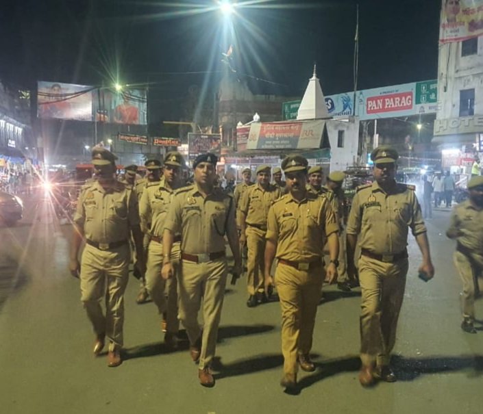 पुलिस कमिश्नरेट कानपुर नगर के सहायक पुलिस आयुक्त कलक्टरगंज द्वारा सर्किल अन्तर्गत आने वाले थाना हरवंशमोहाल, कल्टरगंज तथा थाना बादशाहीनाका के प्रभारी निरीक्षकों तथा फोर्स के साथ आगामी त्यौहारो के मद्देनजर तीनों थाना क्षेत्र में पैदल गस्त करते हुए आमजन को सुरक्षा का एहसास दिलाया