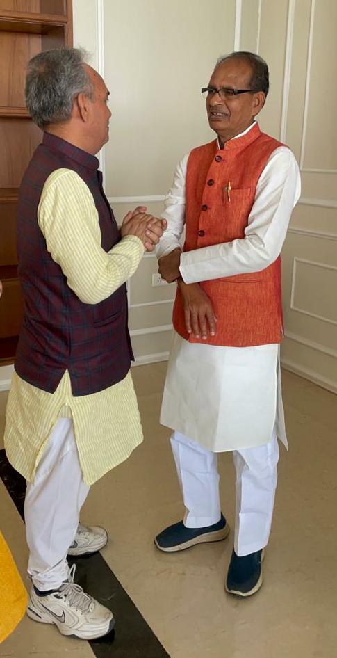 lalarammeenajm's tweet photo. समाज को प्रतिनिधित्व देने एवं अन्य समस्याओं का हल कराने हेतु सम्माननीय मुख्यमंत्री श्री शिवराज सिंह चौहान से मुलाकात कर मांग की गई- लालाराम मीणा अध्यक्ष, मध्य प्रदेश जय मीनेष कल्याण बोर्ड https://t.co/eAlGF8IZfP