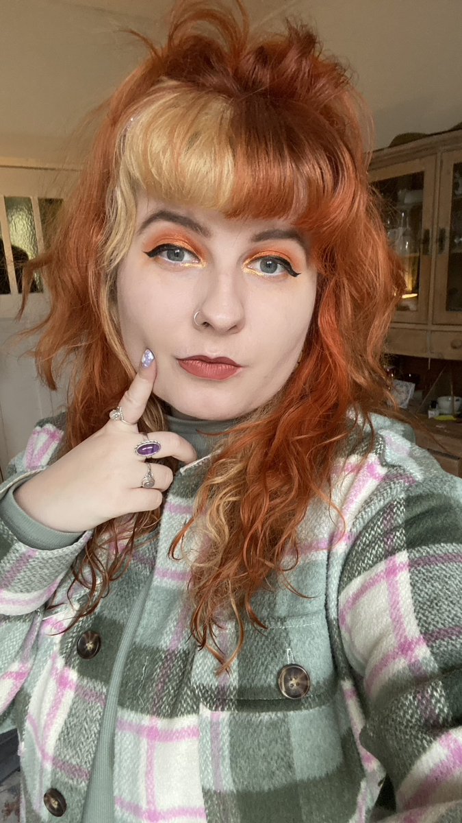 Meoowadore's tweet photo. Fastforward to 2023 and I’ve stolen bible’s haircolor 🎀🤫 https://t.co/JekykevDn9