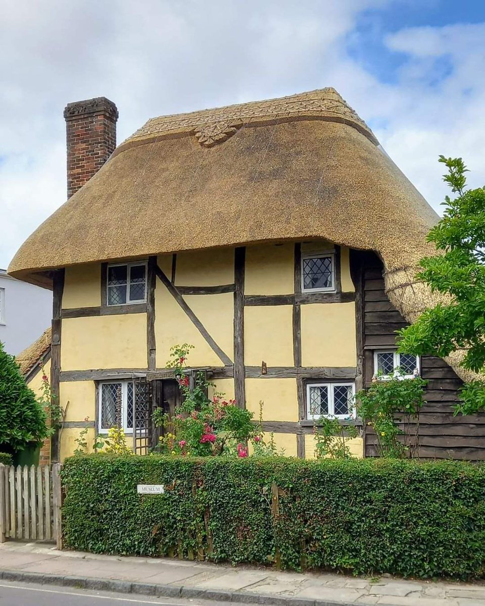 Saxon Cottage is a grade II listed National Trust cottage in West Sussex. UK 🇬🇧 

With a  thatched roof, the  building dates back to 1550. 
#architecture #Thatchedroof