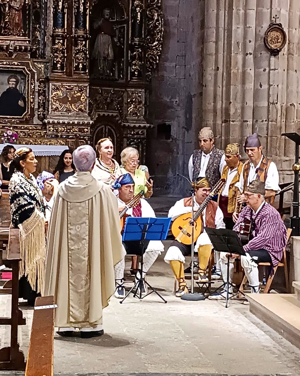 ERoigM's tweet photo. Com cada any el #DiadelPilar a la Catedral per participar en la celebració de la Missa en honor de la Mare de Déu del #Pilar amb la comunitat aragonesa de #Tortosa organitzada pel #CentroAragones i acompanyats de la Rondalla Aires del #Matarranya amb les seues #jotes #jota https://t.co/lhAjrHsbae