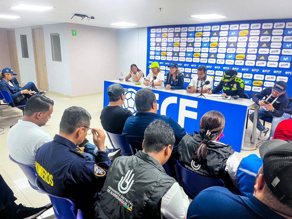 Instalamos Puesto de Mando Unificado #PMU en compañía de <a href="/OfSeguridadBaq/">Oficina Para la Seguridad y Convivencia Ciudadana</a> <a href="/PoliciaBquilla/">Policía Metropolitana de Barranquilla</a> y demás dependencias para vigilar y acompañar el juego Colombia 🇨🇴 ⚽ 🇺🇾Uruguay en el Metro🏟️ Estamos prestos para atender cualquier situación que se pueda presentar. <a href="/SecGobiernoBaq/">Secretaría Distrital de Gobierno</a>