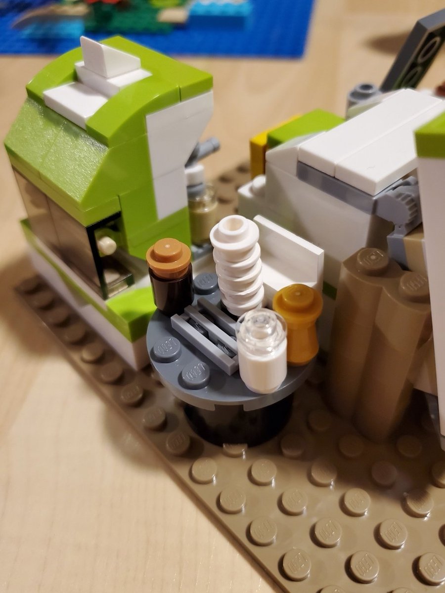TheFalkonite's tweet photo. @LEGO_Group I tried building a mini scale coffee counter with the pieces I had on hand: https://t.co/mArxi8UnZl