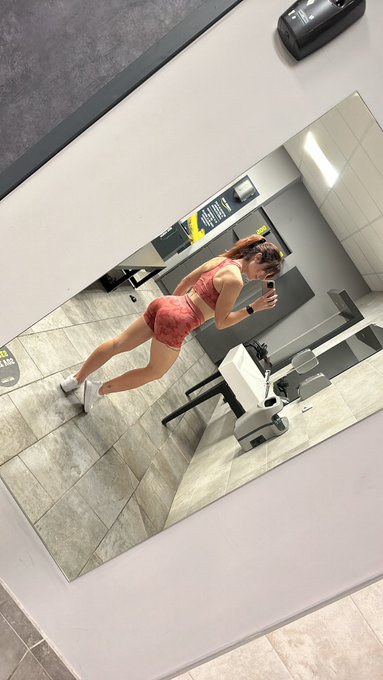 De retour &agrave; la salle apr&egrave;s plusieurs jours malade 😍🔥 https://t.co/BylMgBHqlk