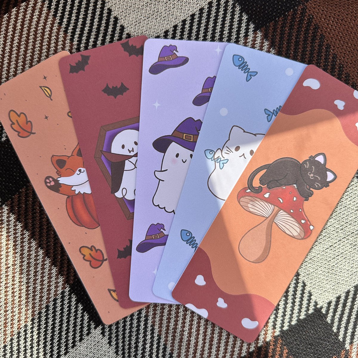 louarnshop's tweet photo. Les marques-pages Automne/Halloween sont enfin disponibles sur ma boutique en ligne 🍄🍁👻

Alors lequel est votre favoris ? 🦊

#booklover #marquepages #marquefrançaise #smallbusiness #automne #halloween #cozy #cozyvibes https://t.co/EyVg3smKCS