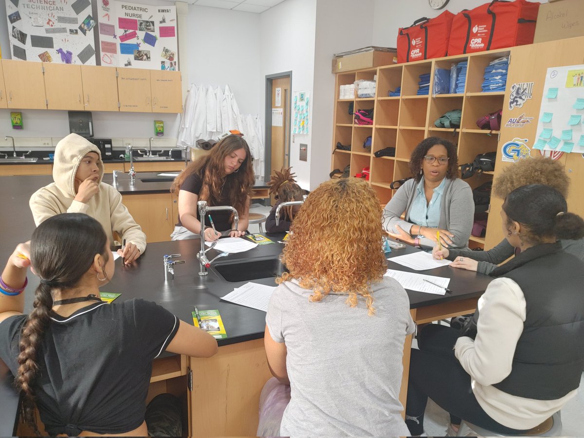 MLHSCook's tweet photo. Scholars in the 1st year Medical Lab &amp; Health Science course @EastEpo got to talk with healthcare professionals as they explore where they might fit in the medical &amp; healthcare field. Big thanks to Dr. Betsy Cox and the #URMC staff for the continued support and partnership! https://t.co/aJxvwSj7Wr