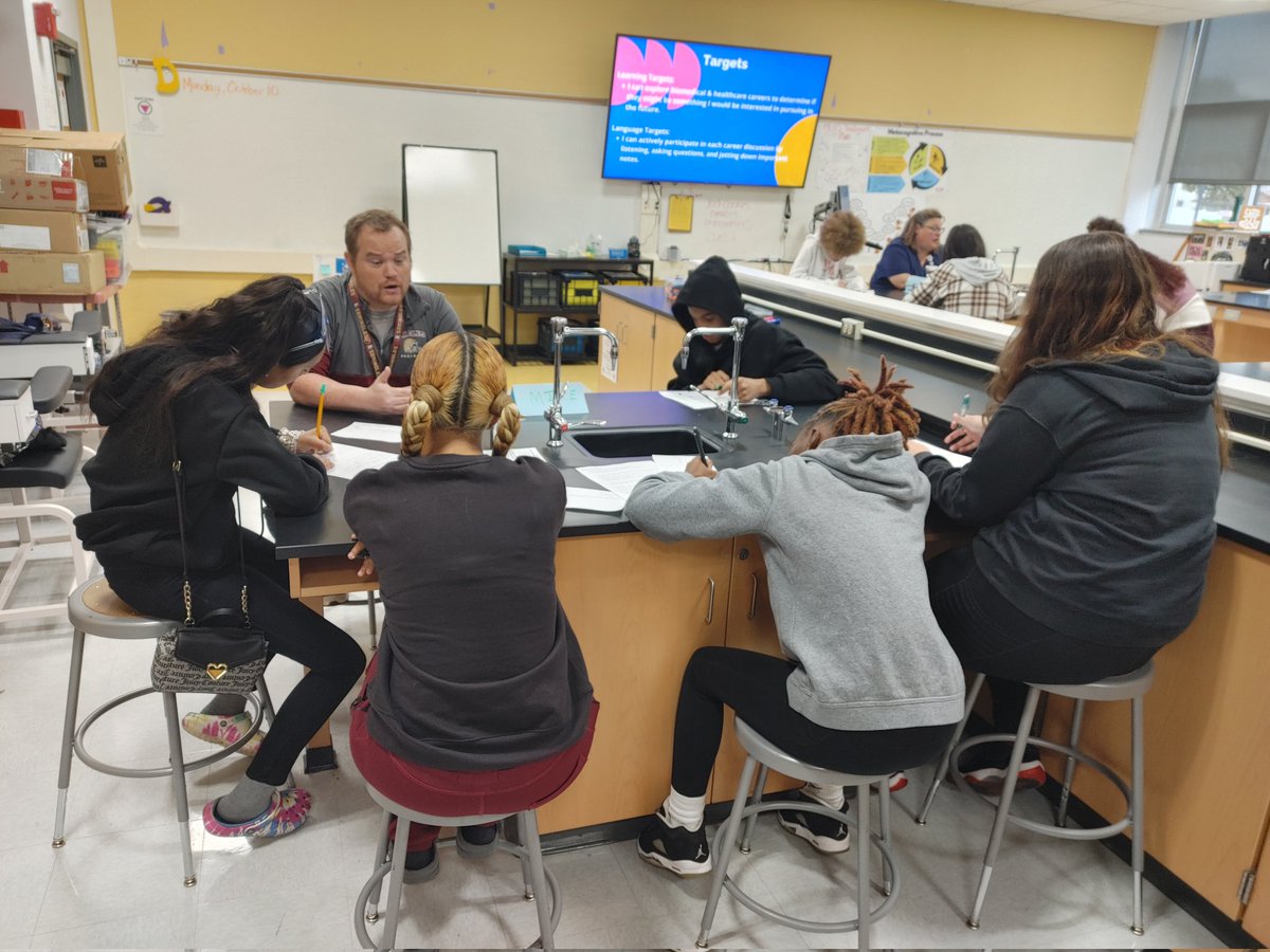 MLHSCook's tweet photo. Scholars in the 1st year Medical Lab &amp; Health Science course @EastEpo got to talk with healthcare professionals as they explore where they might fit in the medical &amp; healthcare field. Big thanks to Dr. Betsy Cox and the #URMC staff for the continued support and partnership! https://t.co/aJxvwSj7Wr