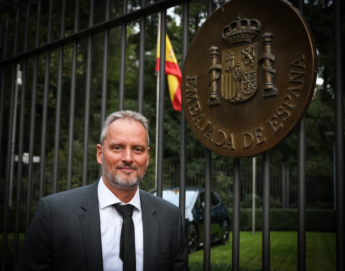 SchoellhornMike's tweet photo. Feliz día de la #FiestaNacional! As 🇪🇸 celebrated its national day with a marvellous military parade, we at Airbus also celebrate our Spanish heritage. To the next 100 years of pioneering aerospace in Spain always at the service of the Spanish government, customers &amp; society. https://t.co/6EF5zXuvvW