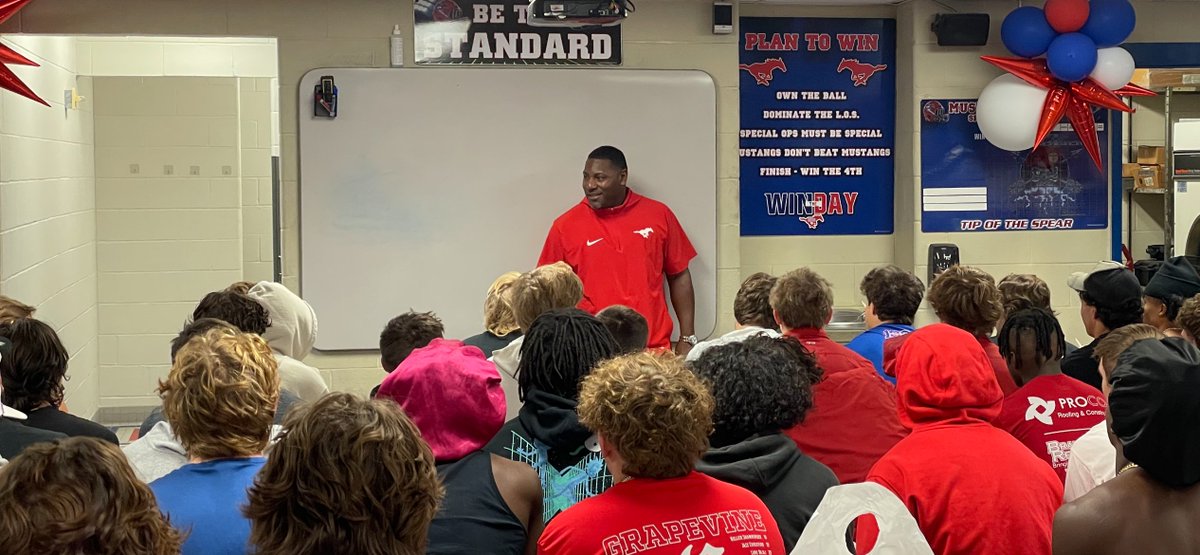 Thank you to @AlexFingers7 for encouraging and challenging @GHSMustangsFB #Team104 this morning at Breakfast with Champions. #ManInTheMirror💪
It truly is a blessing to have Dr. Fingers leading Grapevine High School. #GHSunity
#RahrahrahMustangsFight