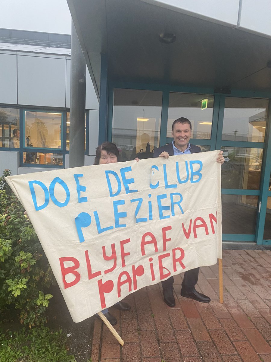 JokevVrouwerff's tweet image. Vandaag heeft het AB van de avri waarin de acht gemeenten van de regio Rivierenland zijn vertegenwoordigd het besluit genomen met vijf stemmen voor en drie stemmen tegen gemeente @WestBetuwe, @Culemborg en @gemTiel om te stoppen met het ophalen van papier door papierverenigingen