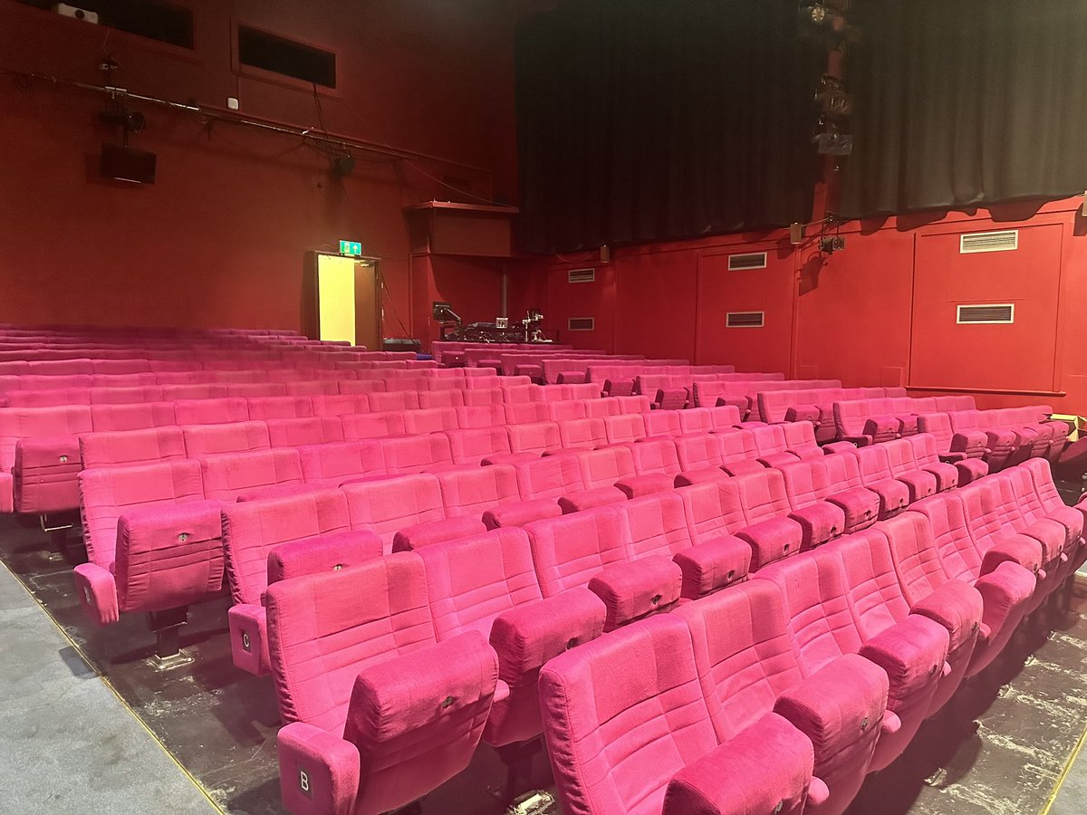 Great work being done by college students organised by @VIYproject at @nottartstheatre as part of a #UKSPF project for @MyNottingham - helping to decorate & restore parts of this lovely old theatre in the heart of the city. Thanks to Campbell & Molly from NAT & Katie from VIY