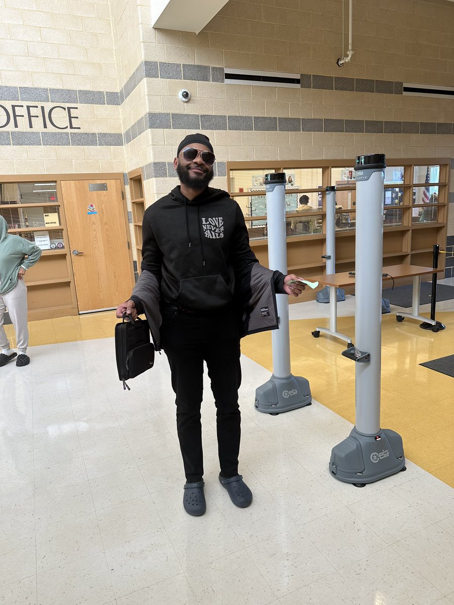 OHHSClippers's tweet photo. When the staff dress like students to kick-off spirit week!!!! @OHHSAthletics https://t.co/g7hyoCZIs5