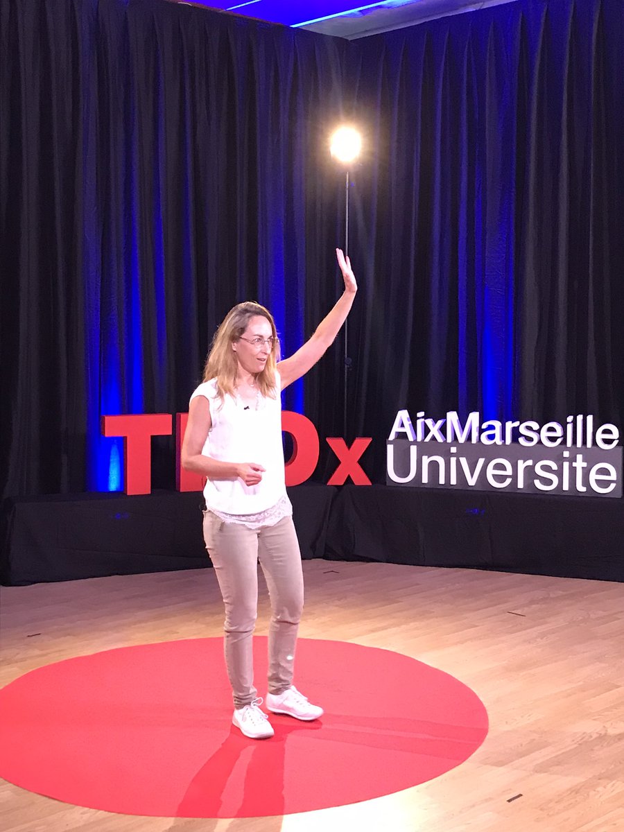 📷 Isabelle Régner, Professeure des Universités en psychologie sociale intervient sur l'effet des stéréotypes sociaux sur les performances et les décisions ! #TEDxAixMarseilleUniversité