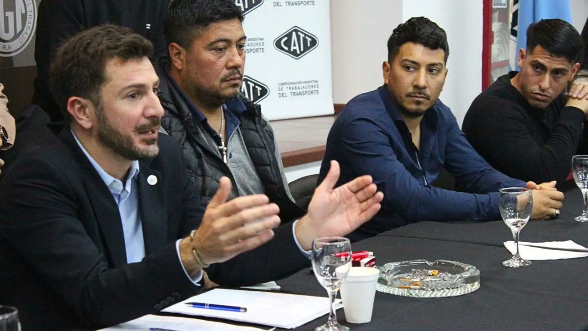 JApdfa's tweet photo. #CABA 📌

Participamos del plenario de la @JuvTransporte  dónde analizamos la situación política y economía de nuestra #Argentina haciendo foco en el #Transporte,  y establecimos una agenda de actividades 🇦🇷🚆🚢

#AdrianSilvaConduccion https://t.co/07UCfEZiyc