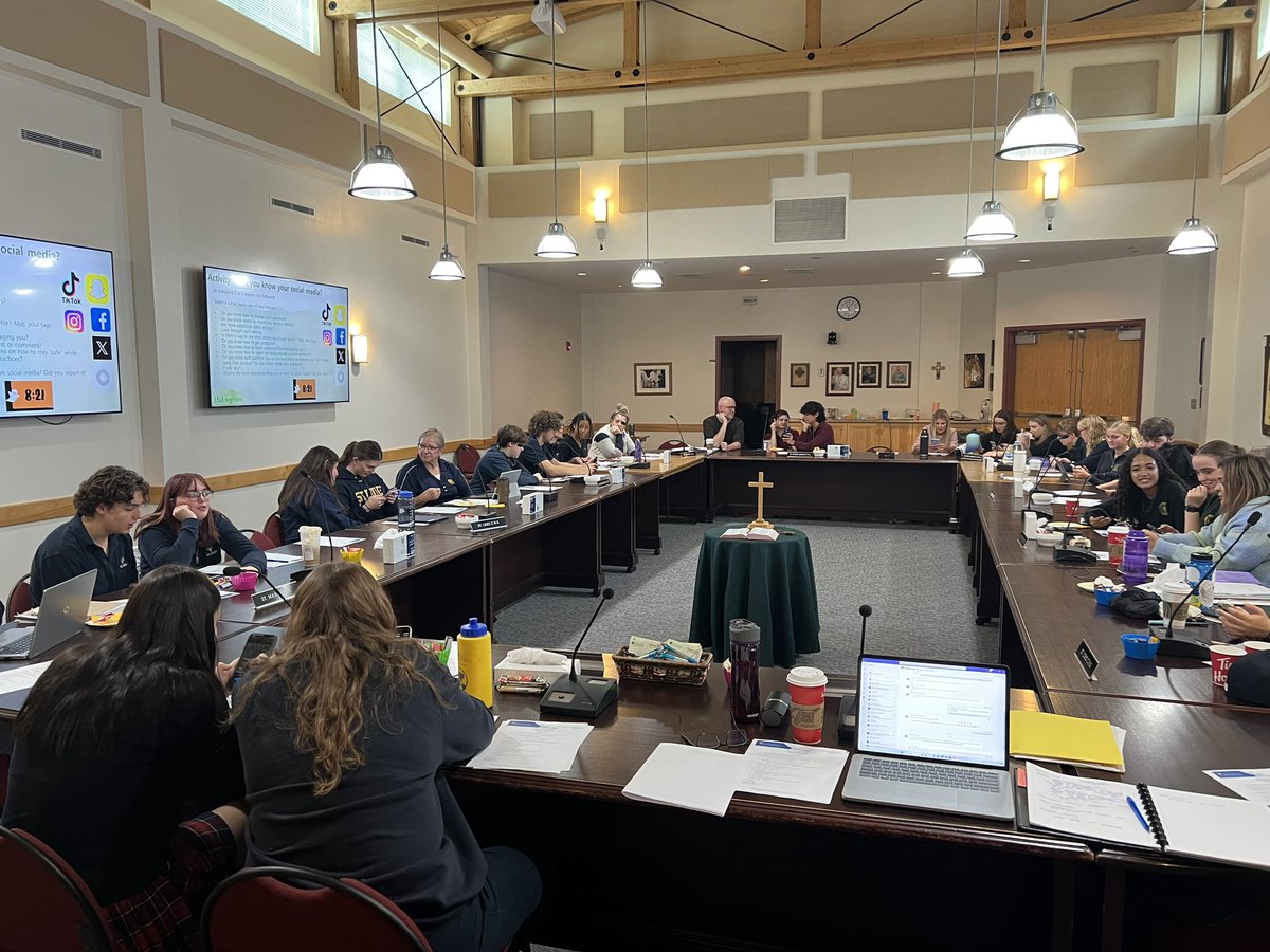 tracy_brien's tweet photo. Welcome to our CDSBEO Student Senate members! It’s great to have so many student leaders in our boardroom today . CIO, Steve Payne, presented on ‘Curating your Digital Footprint and Establishing Online Presence’. Looking forward to working with these students this year. @CDSBEO https://t.co/HNxO2V8b2f
