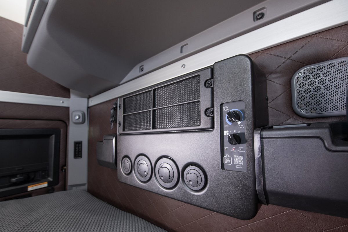 MackTrucks's tweet photo. Enjoy maximum comfort while saving money and reducing emissions. 💸💪

With the Mack electric Auxiliary Power Unit (eAPU) as a factory-installed option in the 70-inch #MackAnthem sleeper model, drivers can rest comfortably, save money on fuel, and reduce emissions. https://t.co/8eYTD0z1Nn