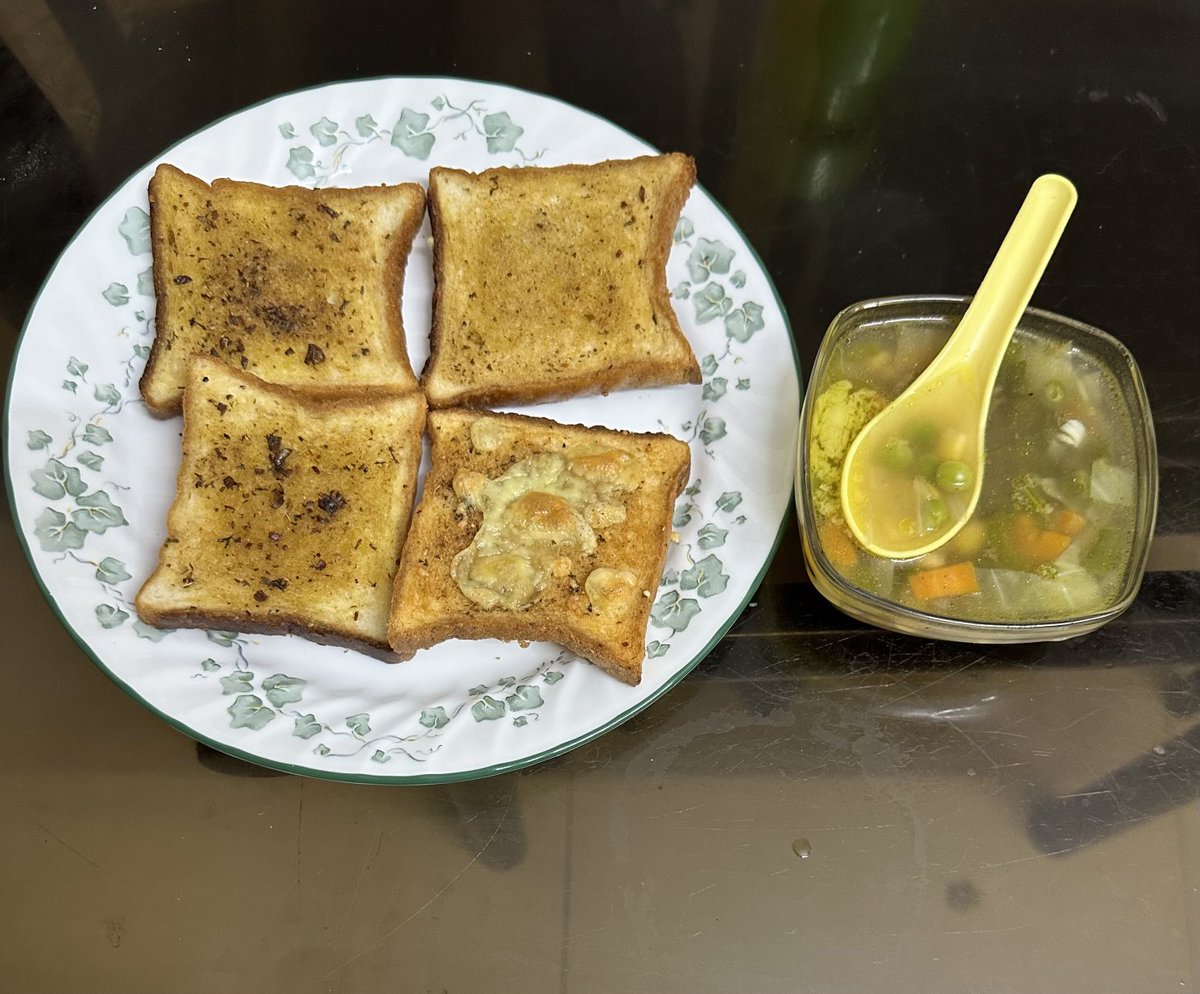 tvganesh_85's tweet image. Garlic bread and vegetable clear soup. #garlicbread #vegetablesoup