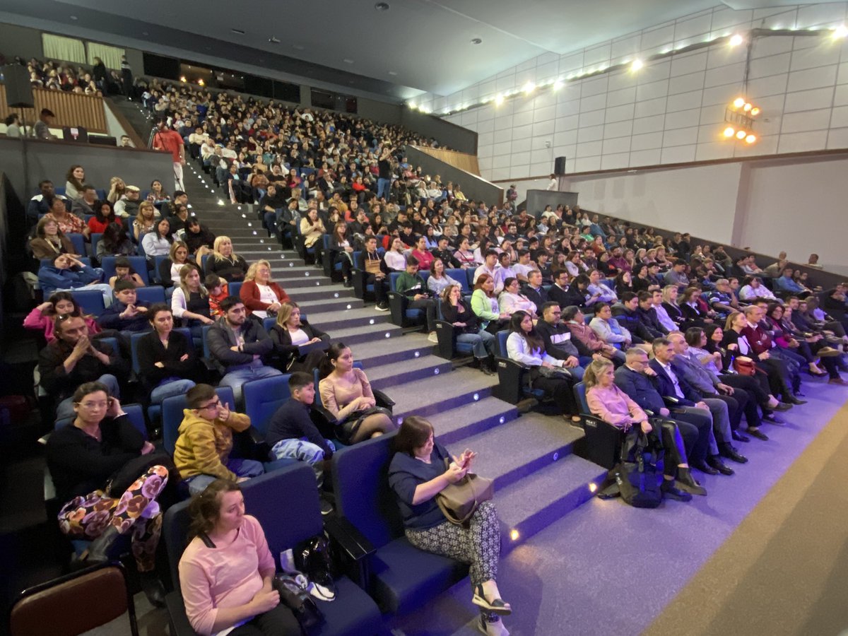 Metrop_MuniCba's tweet photo. ¡Celebramos a más de 1500 egresados de nuestros programas #BecasCompromiso y #Formarse! 💪 

Más oportunidades, más futuro para nuestros vecinos y vecinas en Córdoba. ¡FELICIDADES! Sus logros nos llenan de orgullo 👏

¡Seguimos comprometidos con el futuro! 🎓 https://t.co/tZ21xOub8k