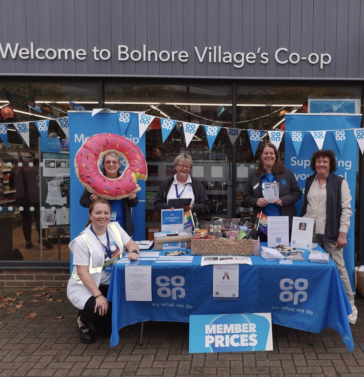 AliLainchbury's tweet photo. Fantastic Your Membership Live event at Bolnore Village.
Member Pioneers, Tom from store and Co-op National Member Council Amber, spoke with our valued Members about Member Pricing, the importance of community and all things Co-op #itswhatwedo #memberprices https://t.co/76F8qQc6Mx