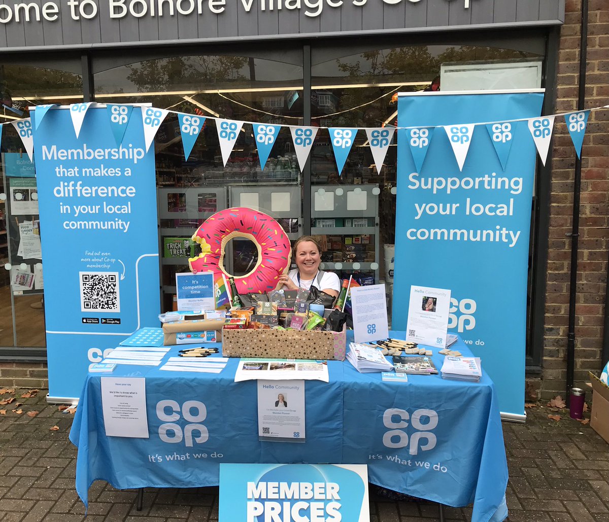 AliLainchbury's tweet photo. Fantastic Your Membership Live event at Bolnore Village.
Member Pioneers, Tom from store and Co-op National Member Council Amber, spoke with our valued Members about Member Pricing, the importance of community and all things Co-op #itswhatwedo #memberprices https://t.co/76F8qQc6Mx