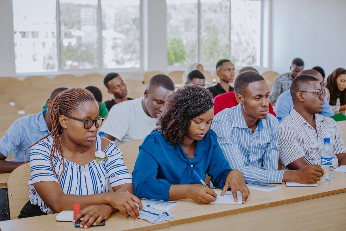 shimba_noel's tweet photo. The 5th TAPSA Leadership Summit, City College Mwanza . Training the youth in leadership into developing resilience as well as capacitation into personal and proffesional Development. kudos to The supporting stakeholders @Pharm_Council @tmda_tanzania @tanzania_pst @TaphataTz https://t.co/IQqWBvFQy7