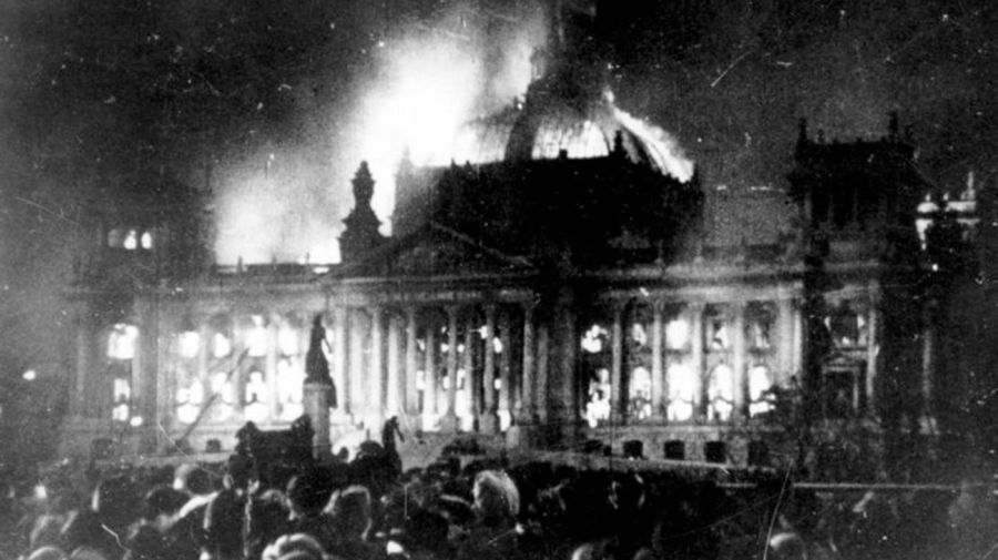 ElBencho_gt's tweet photo. La genial idea  de  quemar el Palacio para culpar a los manifestantes solo pueden tener origen en gente ruin. No sorprende que quieran imitar esa estrategia del pasado.
@mingobguate ¿Qué medidas están tomando para que este extremo no ocurra? https://t.co/mHxyQpldcD