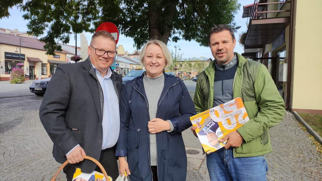 Mariusz24469851's tweet photo. Kolejny ciekawy dzionek ze @S_Cwik .    Lubimy #Hrubieszów i lubimy ludzi. Mili i chętni do rozmowy o przyszłości swojej i swoich rodzin.
Pozdrawiamy  :)
#TrzeciaDroga @PL2050Lub 
#Lubelskie https://t.co/TfIEdi3Mft