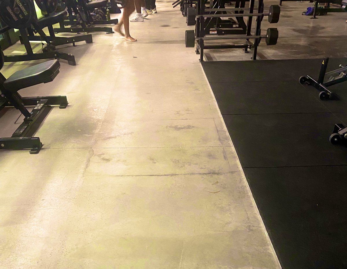anasoengas's tweet photo. Eso de entrenar en medias (calcetines) aja 😏, pero esto ya me parece excesivo 🫢😵‍💫 ¿por qué llegar a eso? https://t.co/V9sTmPojEY