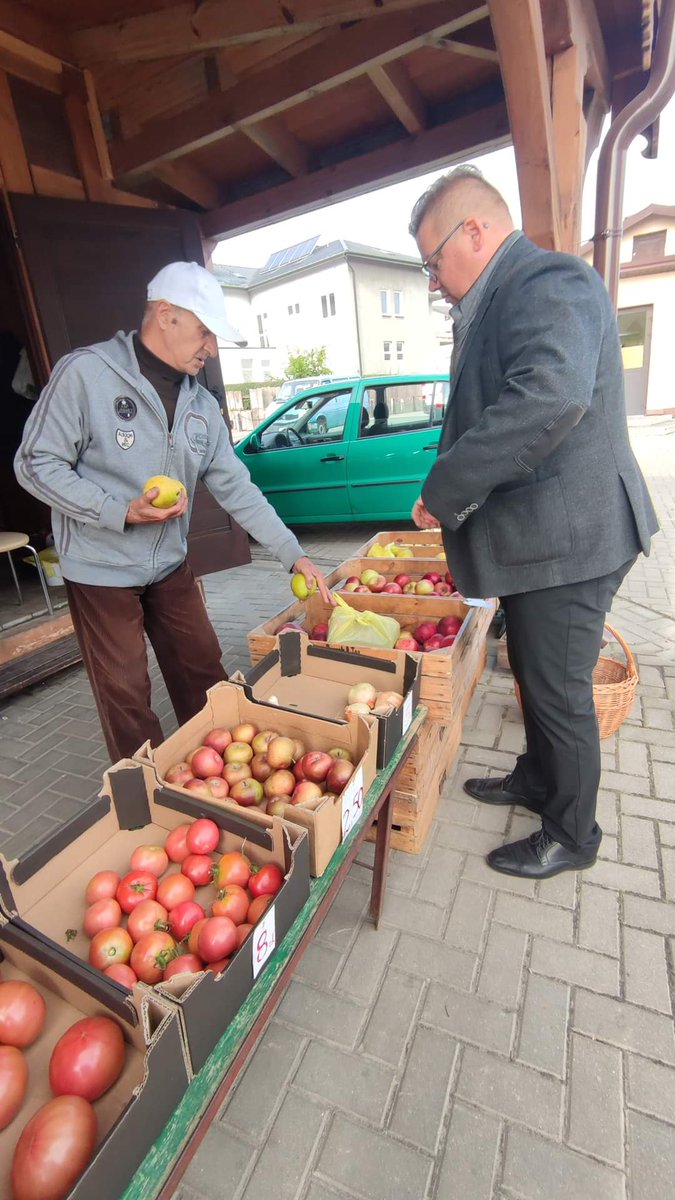 Mariusz24469851's tweet photo. Kolejny ciekawy dzionek ze @S_Cwik .    Lubimy #Hrubieszów i lubimy ludzi. Mili i chętni do rozmowy o przyszłości swojej i swoich rodzin.
Pozdrawiamy  :)
#TrzeciaDroga @PL2050Lub 
#Lubelskie https://t.co/TfIEdi3Mft